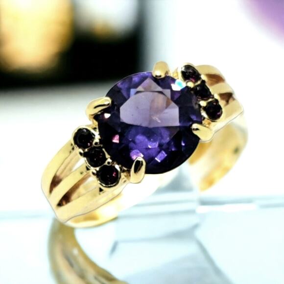 Womens Gold Tone Ring Size 8 Round Cut Solitaire Purple Rhinestone with Accents - Picture 1 of 6